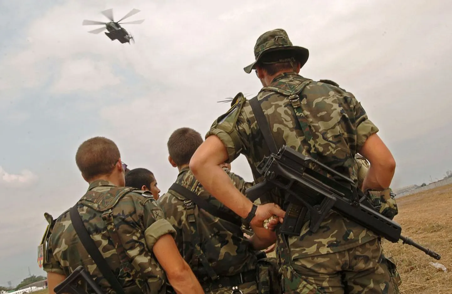 EUFORi sõdurid helikopteri maandumisväljal Kongos..