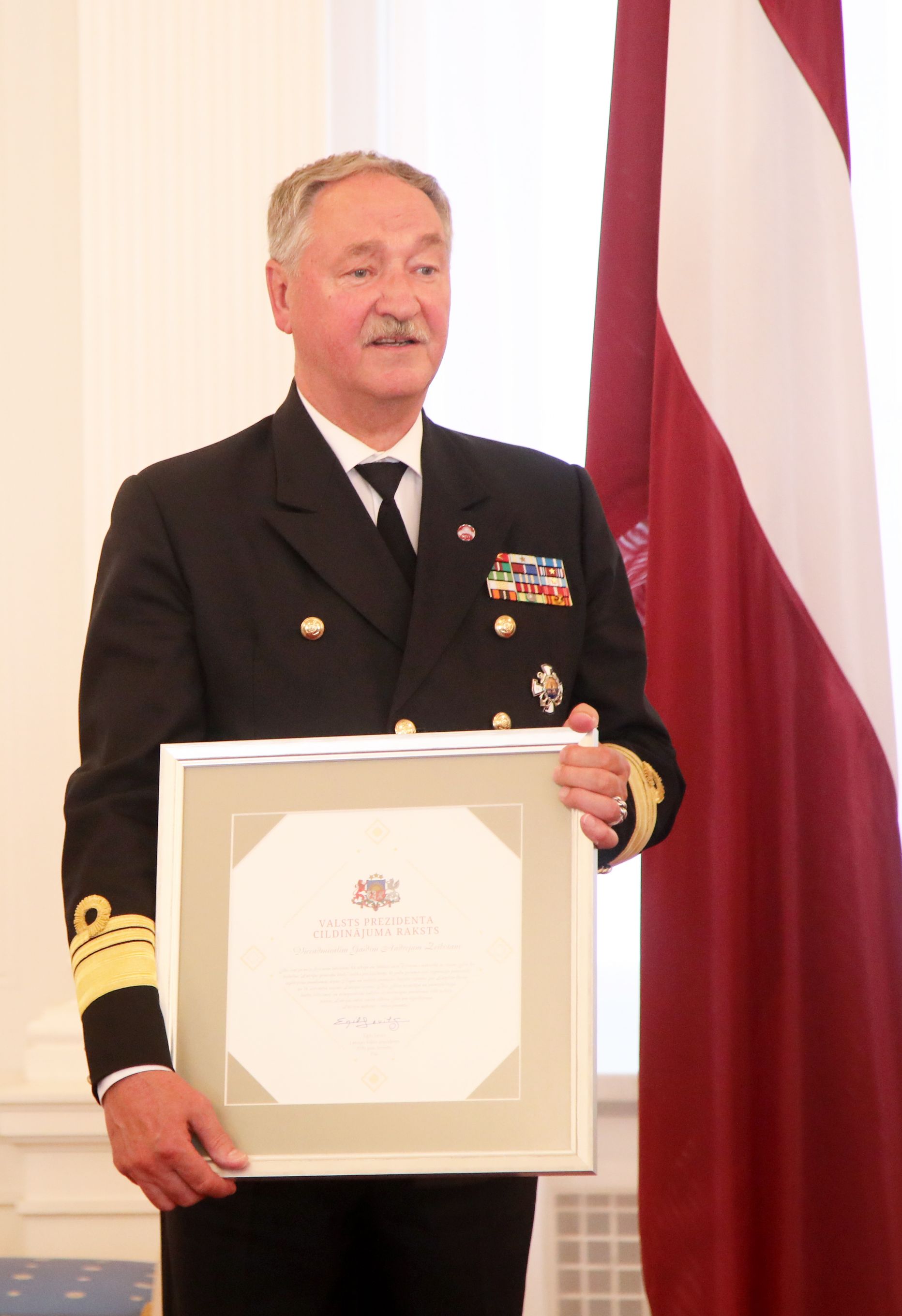 Viceadmirālis Gaidis Andrejs Zeibots saņemot Valsts prezidenta Cildinājuma rakstu Rīgas pilī.