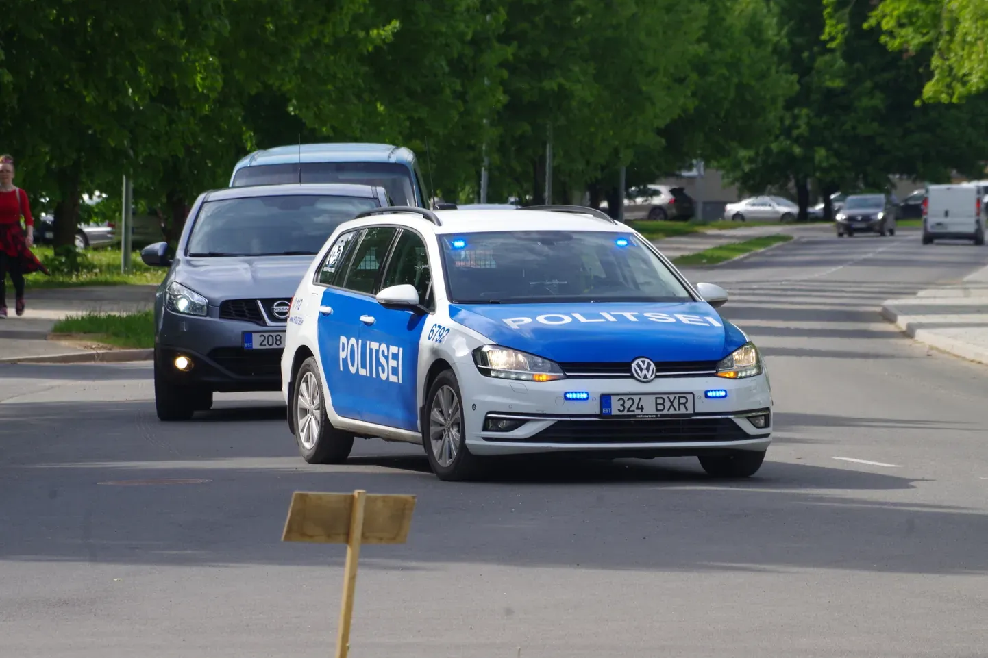 Полицейский автомобиль в центре Пыльва.