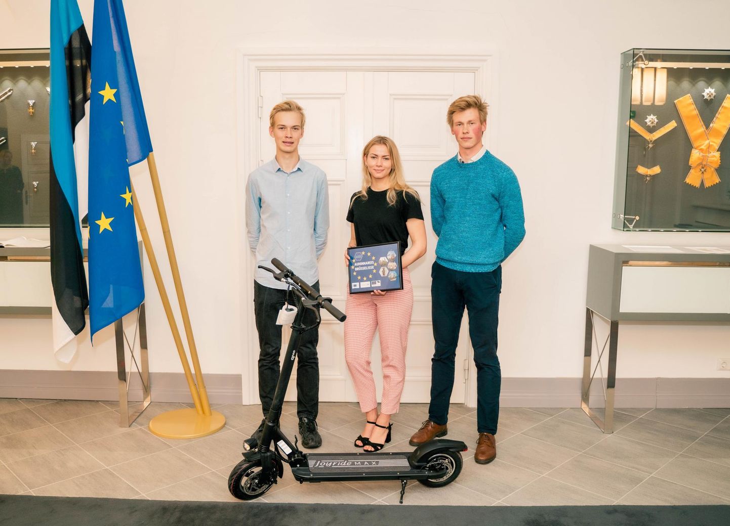 Tulevikutegijad Toomas Roosma (vasakul), Maarjali Vaht ja Karl-Martin Voovere said videkonkursi võidu eest elektrilised tõukerattad ja reisi Brüsselisse.