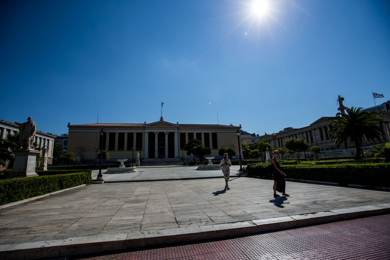 Ateena ülikooli esisel väljakul laiutab samal ajal tühjus - kadunud on viimaste päevade protestivad rongkäigud.