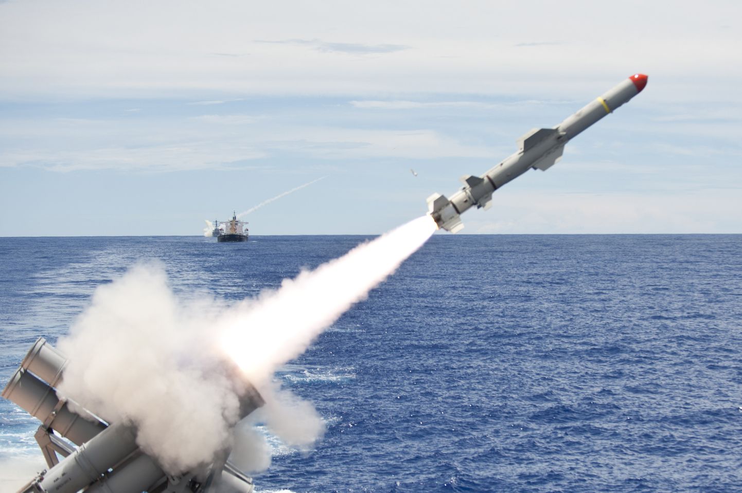 USA sõjalaeva välja tulistatud rakett Harpoon.