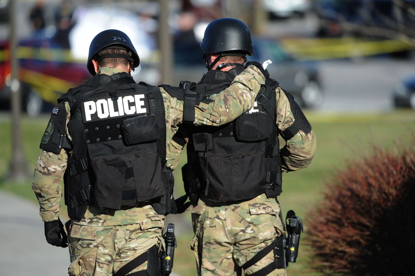 Virginia Techi politseinikud lohutamas teineteiset kolleegi hukkumise pärast