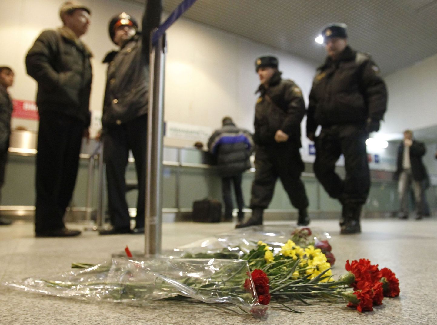 Lilled Moskva Domodedovo lennujaamas eilse terrorirünnaku ohvritele.
