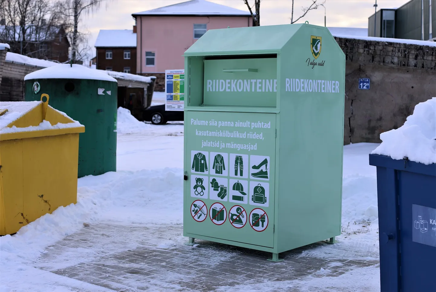 Valga linna paigaldati riidekonteinerid.
