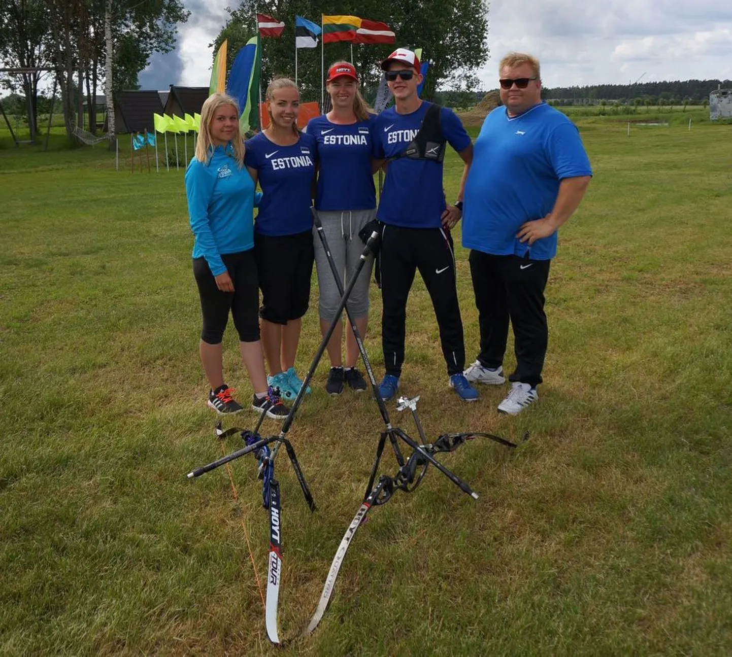 Karoli Luige (vasakult), Emily Hõim, Alexandra Põllumäe, Märt Oona ja treener Raul Kivilo
