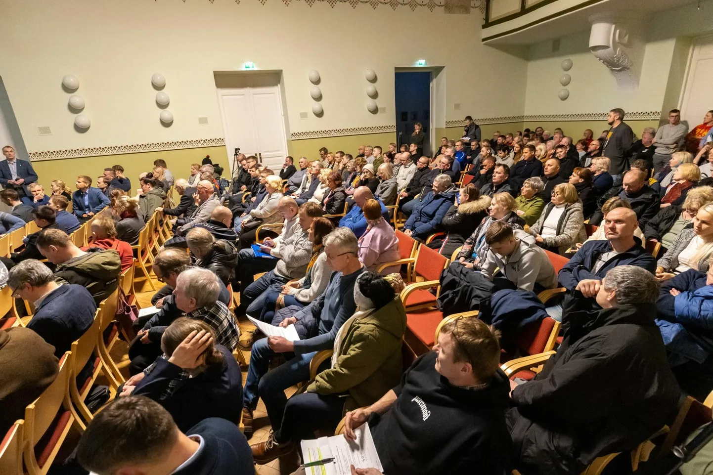 Väike-Maarja seltsimajas toimunud infoõhtul "Räägime tuuleenergiast" osales saalitäis inimesi. Kohati läks järg käest ära, sest vahelehõiked ja plaanivälised küsimused takistasid esinejaid.