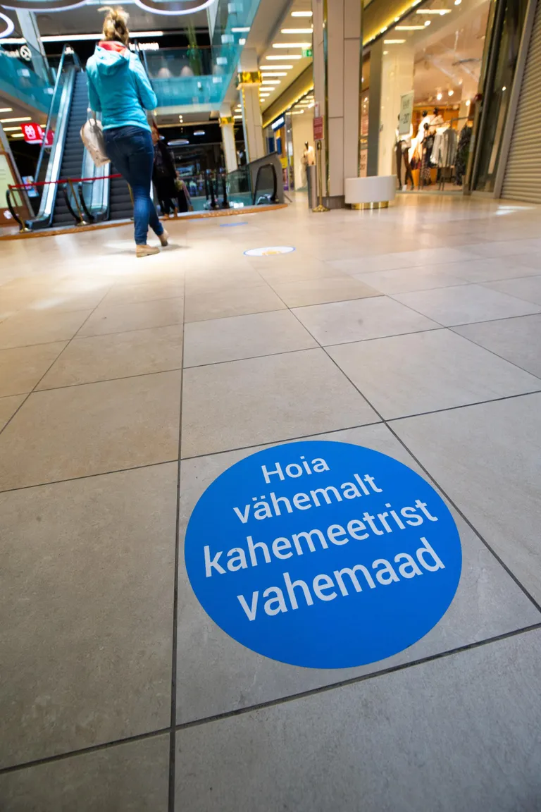 Kaubamaja on samuti oma põrandale kleepinud märgised, mis meenutavad teiste ostle­jatega vahe hoidmist.