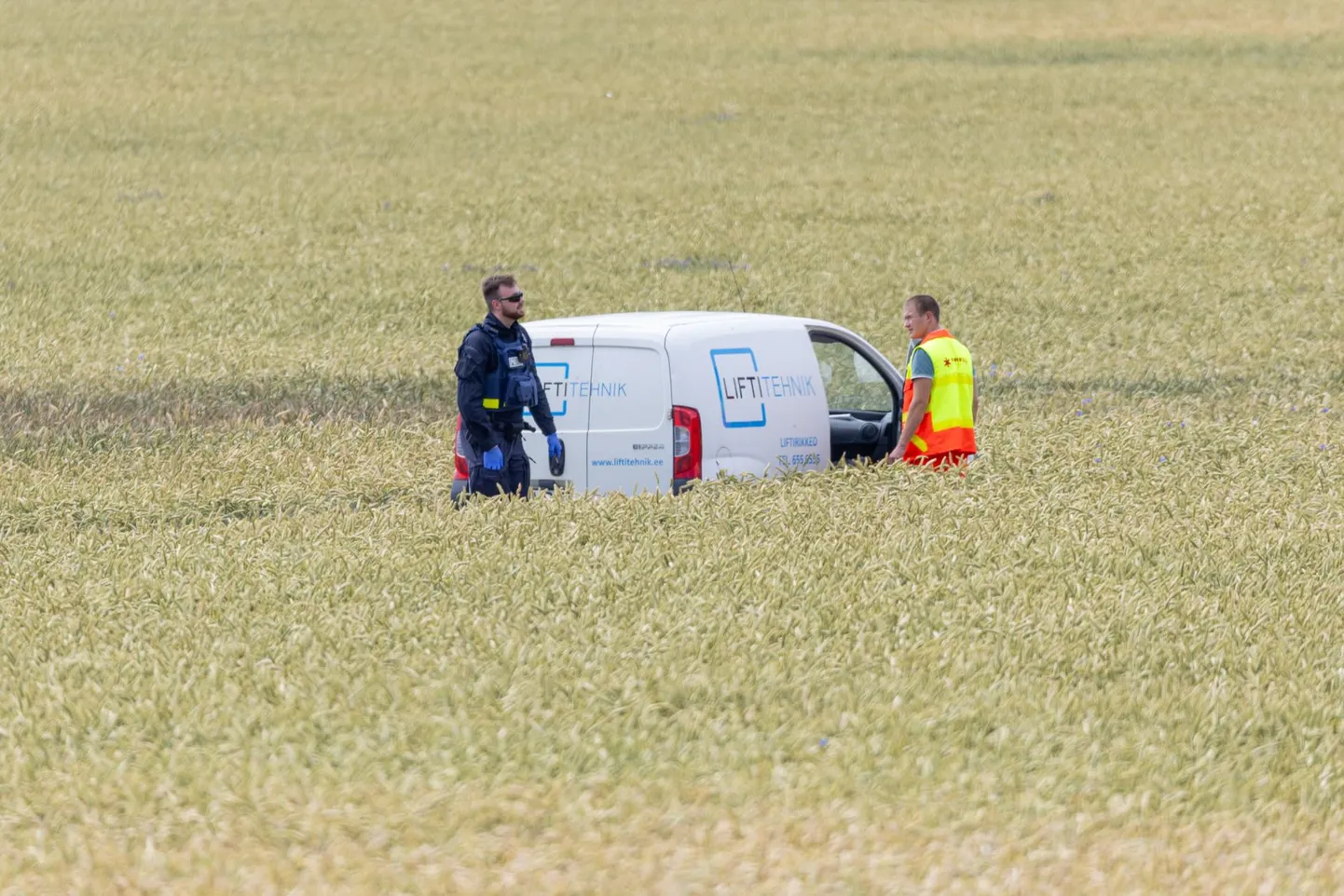 Sõiduauto jäi lõpuks pidama paarisaja meetri kaugusel maanteest, keset viljapõldu.