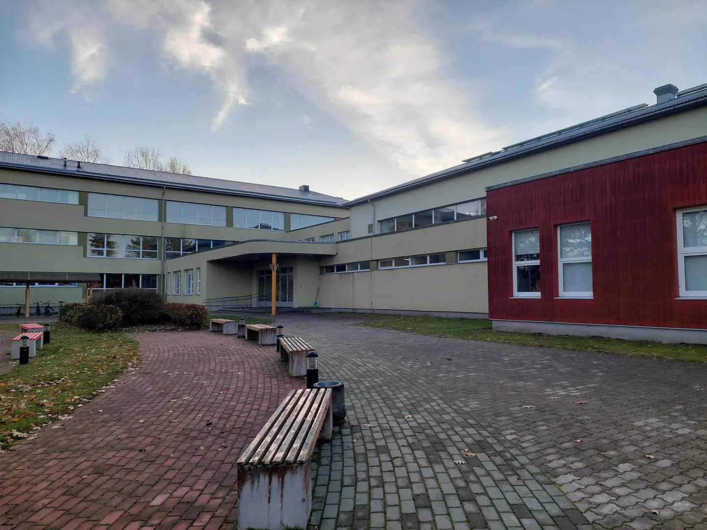 Palamuse gümnaasiumist sai sellest õppeaastast põhikool. Kõikvõimalikest kärbetest hoolimata haigutab kooli eelarves aga suur auk. Vallavalitsuse seisukoht on, et koolijuht oleks pidanud juba varem asuma kulusid kärpima.