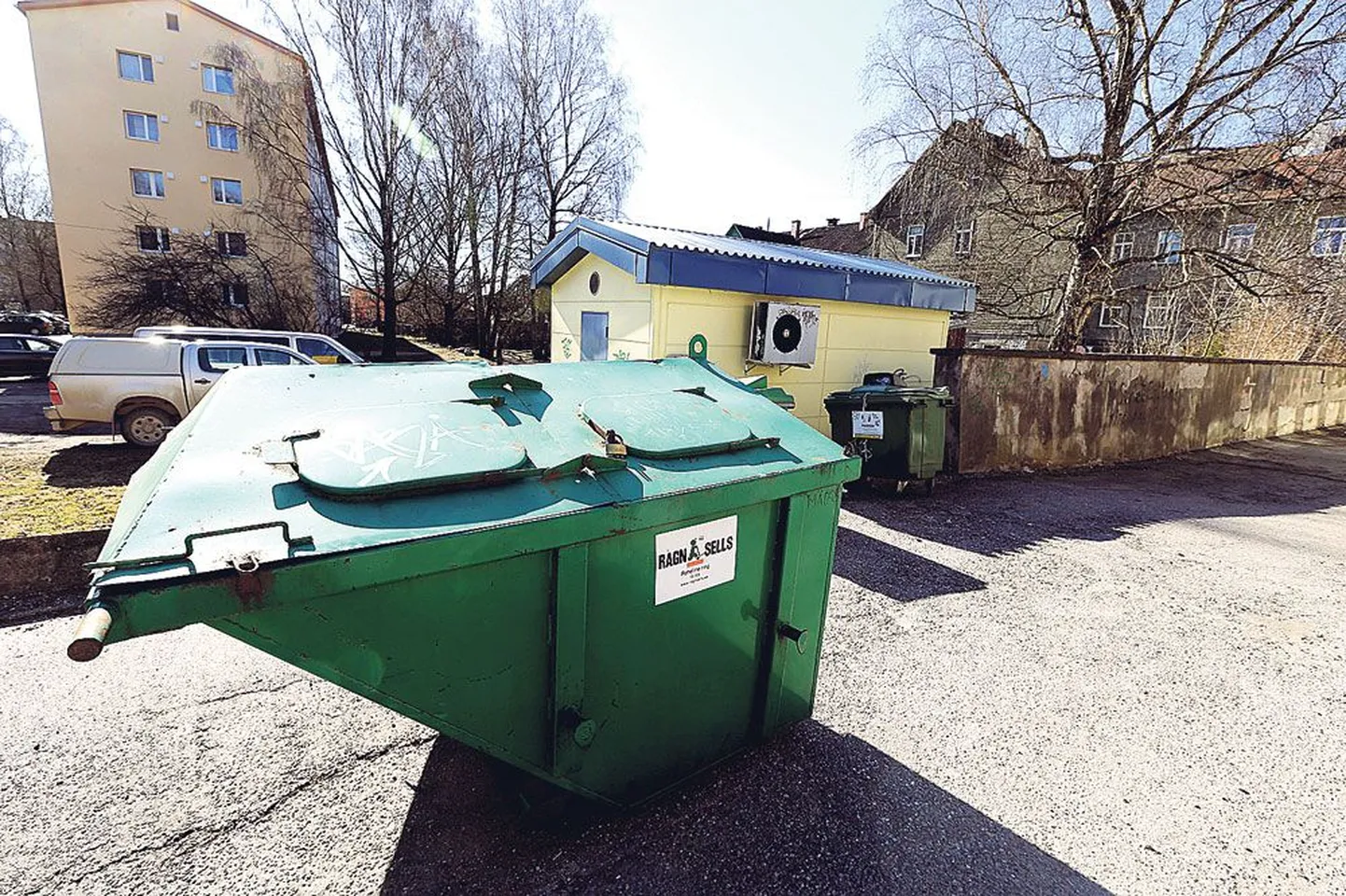 Aastaid Aleksandri 14 hoovi avalikke pakendi- ja vanapaberikonteinerit kasutanud inimesed leidsid hiljuti eest lukku pandud prügikastid. Selgus, et pakendite kogumispunkti seal enam polegi, lukustatud konteinerid on hoopis sealse asutuse omad.