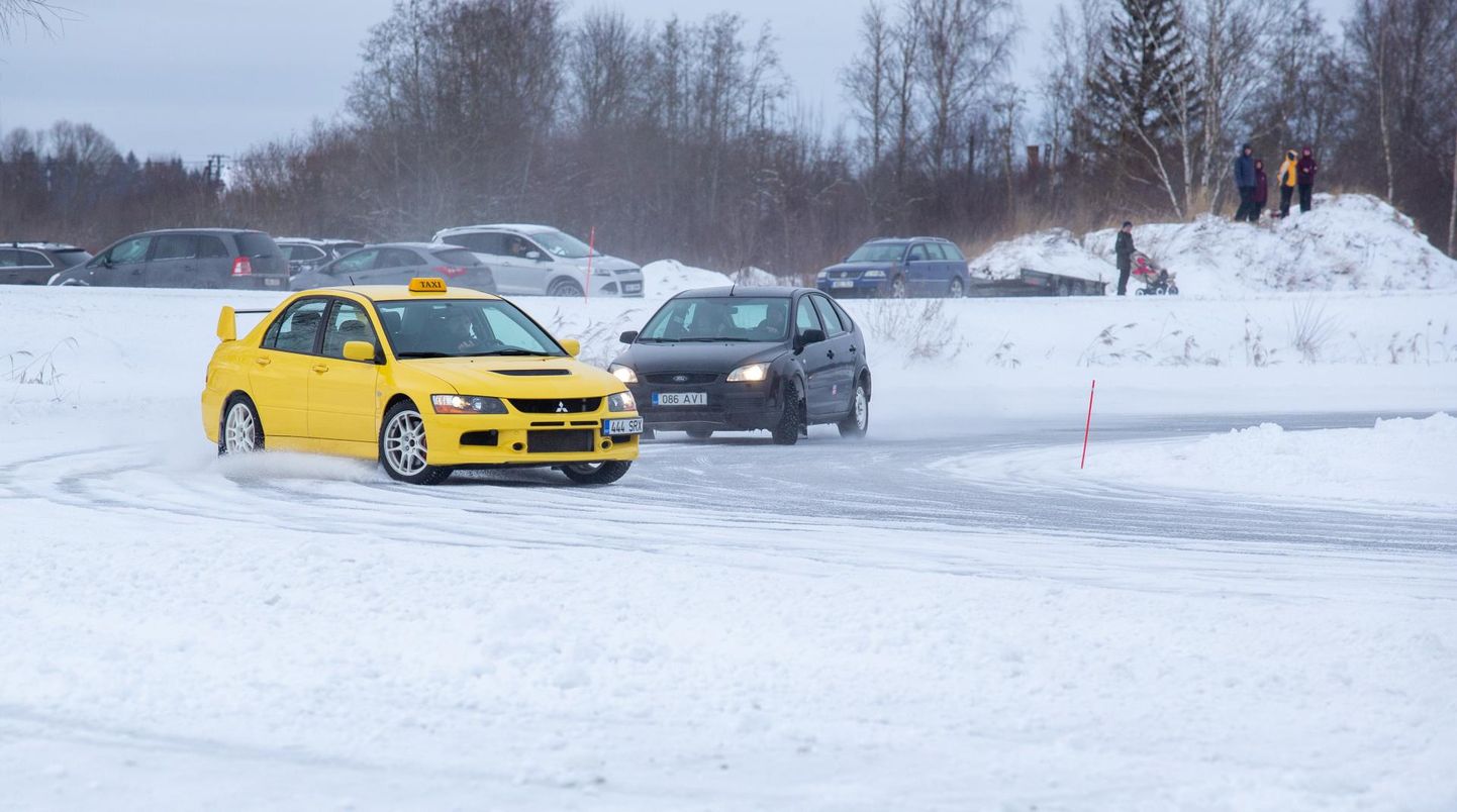 Autojuhid on Ilmatsalu järve jäärajal kätt harjutanud ka eelnevatel talvedel.