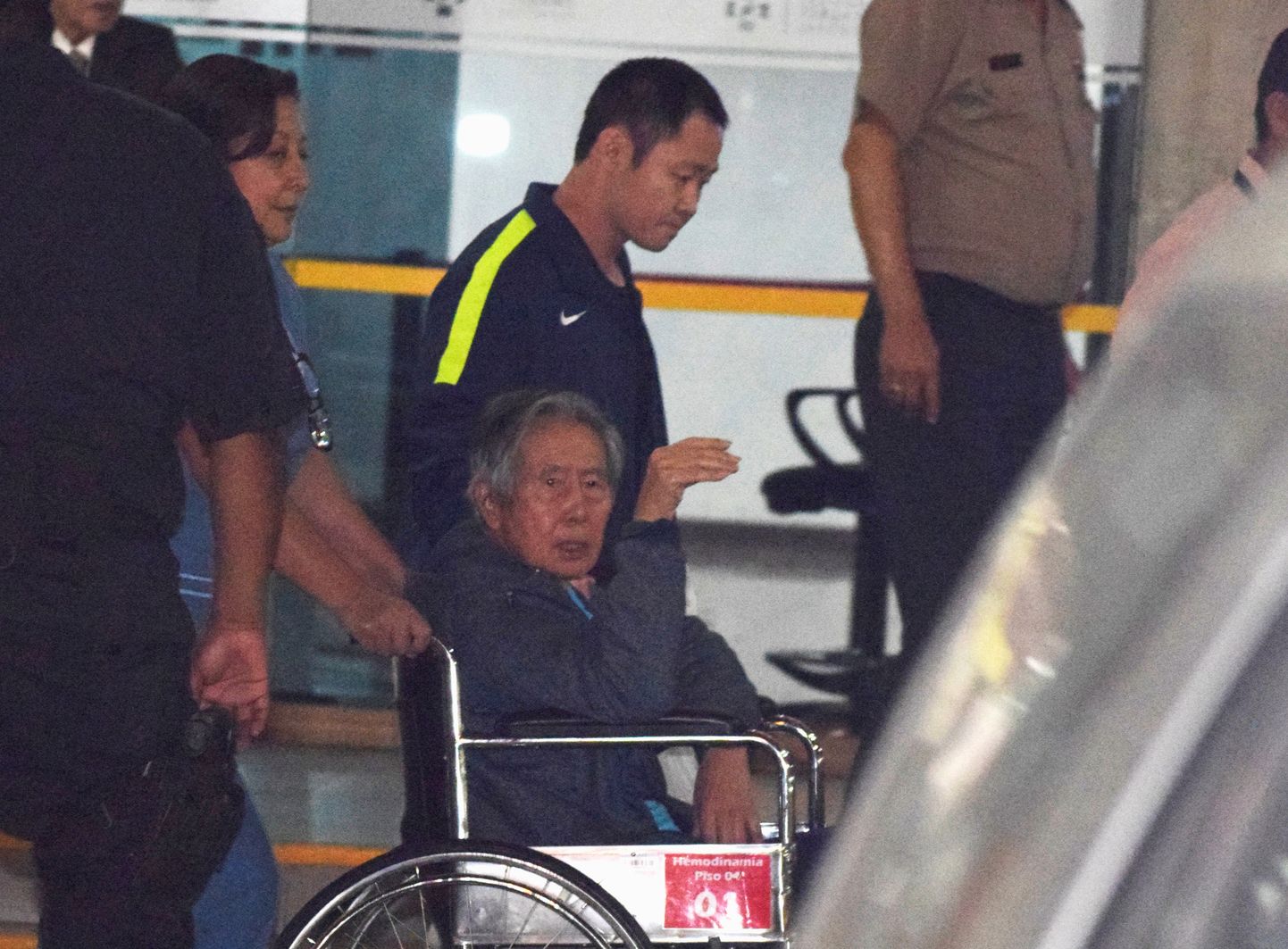 Amnesteeritud Peruu endine president Alberto Fujimori lahkumas neljapäeval Lima Centenario kliinikust.