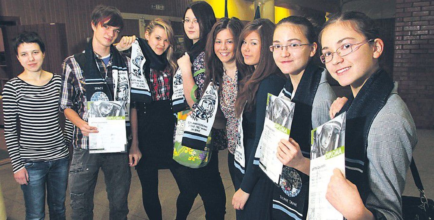 Учащимся Русской гимназии в память о поездке остались дипломы, шарфы с космическими узорами и другие сувениры.