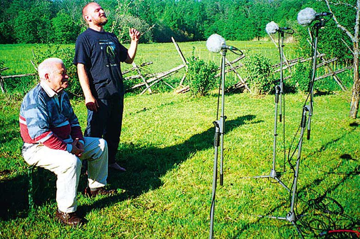 Näitlejad Meinhard Uiga (vasakul) ja Tarmo Tagamets, kes kehastab peaosalist Ernst Ennot, on Matsalu maastikus rolli sisse elanud.