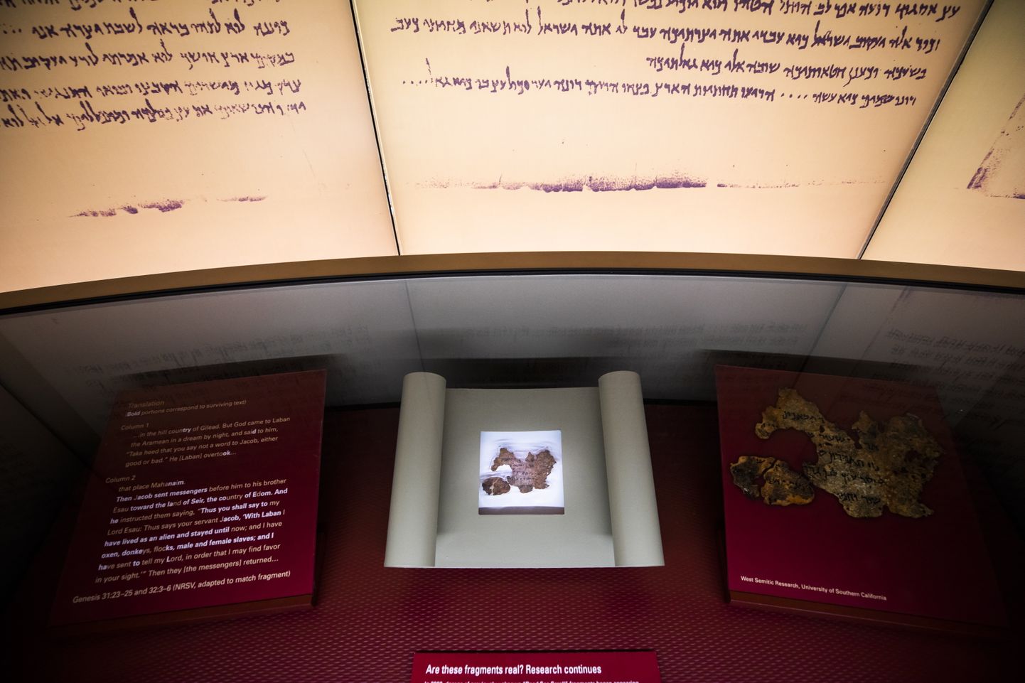 Bībeles muzejā izstādītie Nāves jūras tīstokļi