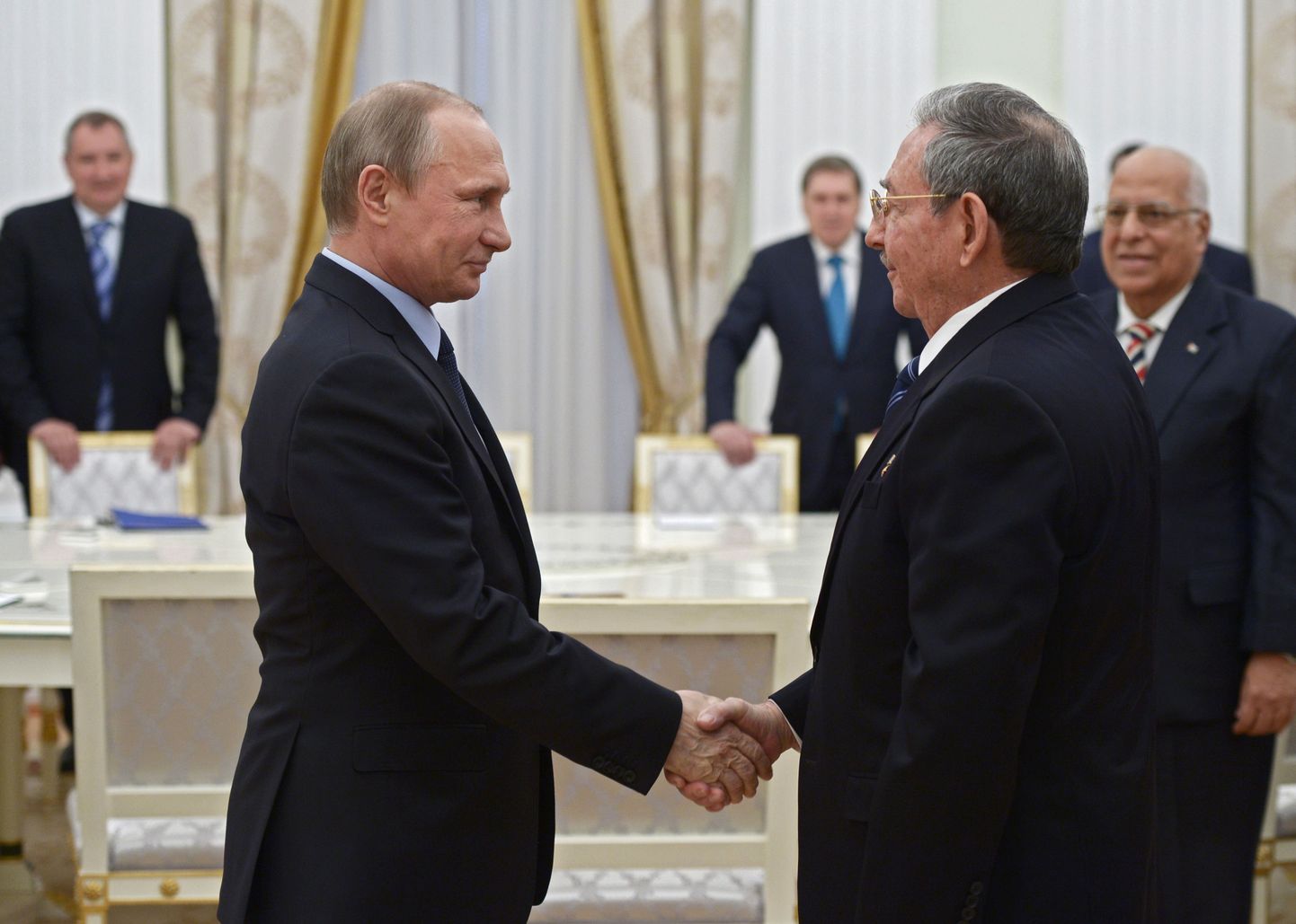 Vladimir Putin tänas neljapäeval Kuuba ametivenda Raúl Castrot.