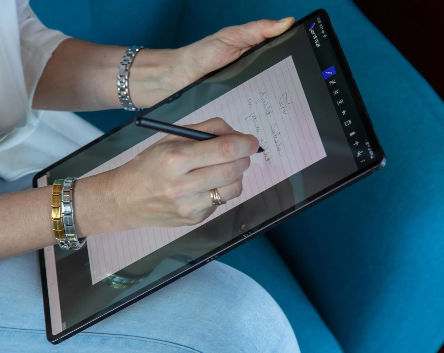 Samsung Galaxy Tab S8 Ultra avaldab muljet oma mõõtmetega. Nõnda tuleb see aga kuhugi toetada, et seda oleks parem kasutada.