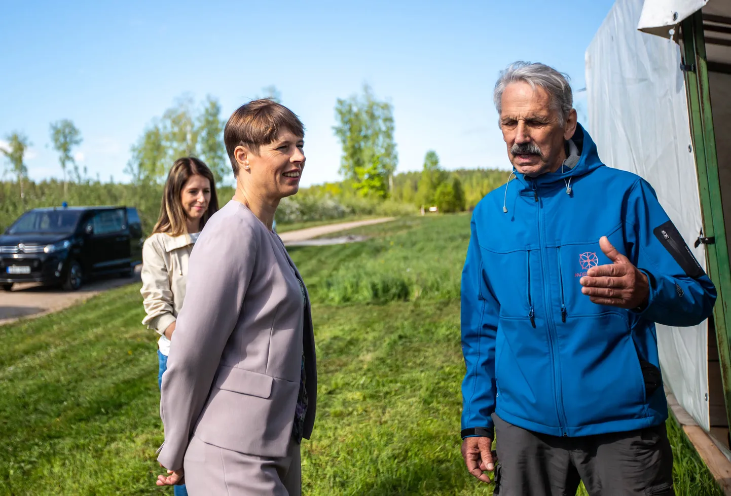 Presidendi visiit Lõuna-Eestisse algas Tõnu Oksa Marjamaa talust. Taamal Elke Lillemets