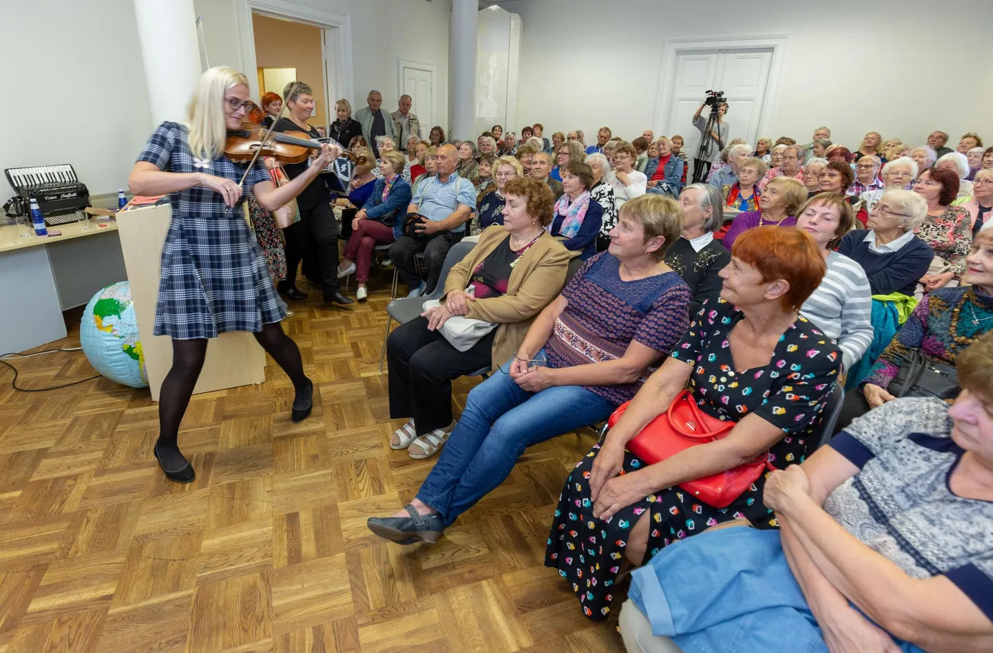 Väärikate ülikooli avaloeng ilmast tõi kohale väärika hulga huvilisi. Pillimänguga alustas oma loengut sünoptik Ele Pedassaar.