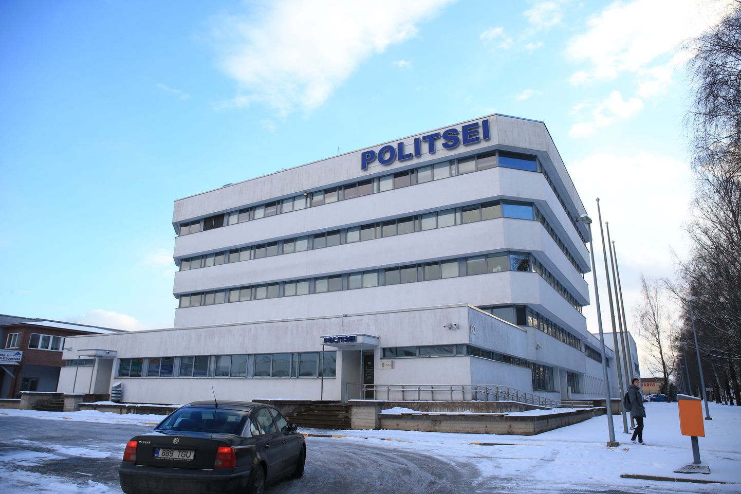 Tartu politseimaja esmaspäeval kella 17.30 ajal. Umbes tund varem oli hoonesse sisenenud Mati Alaveri kaitsja Marko Pilv.