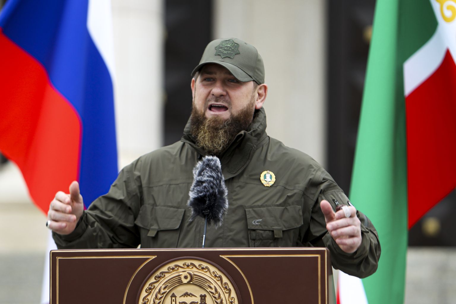 Tšetšeeni Vabariigi juht Ramzan Kadõrov pidamas 25. veebruaril 2022 Grožnõis kõnet Tšetšeenia sõduritele