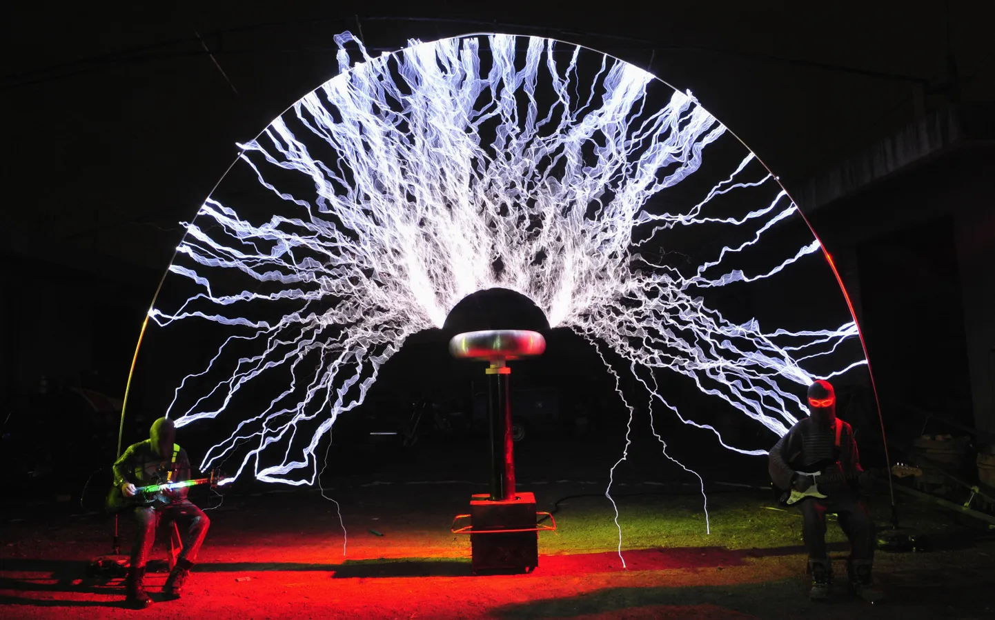 Ansambel Thunderbolt Craziness esineb, kui neid aeg-ajalt tabab Tesla trafodest pärit elektrivool.