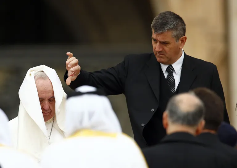 Paavst Franciscus,tuul ja krae