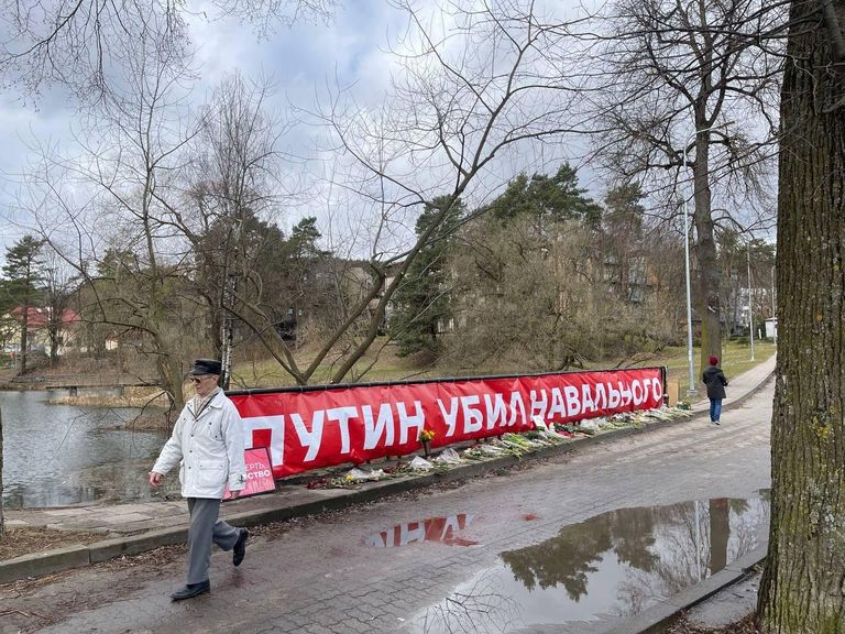 Растяжка напротив посольства РФ в Вильнюсе.