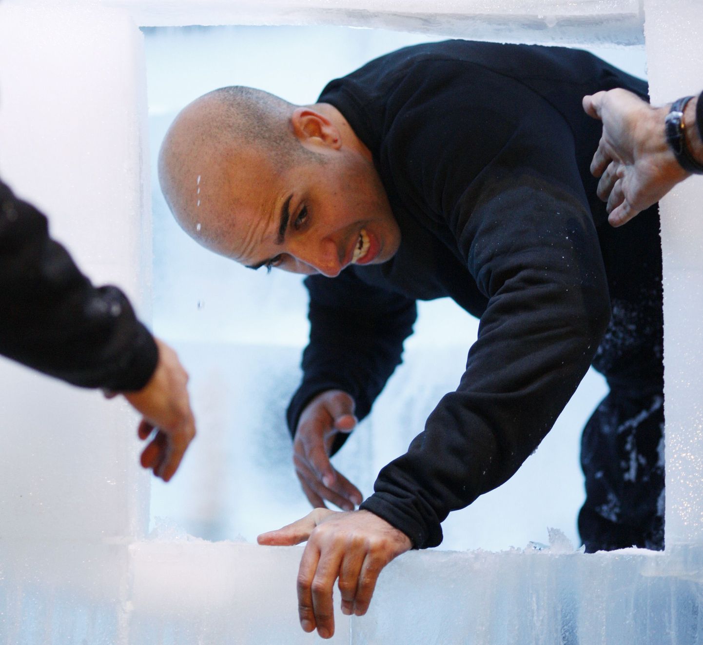 Iisraeli illusionist Hezi Dayan jääkuubikust välja astumas