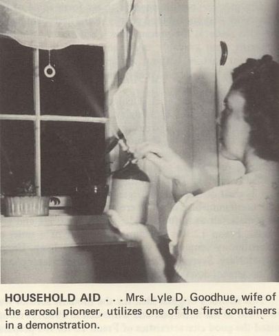 Dr. Goodhue abikaasa demonstreerib aerosoolspreid oma köögis.