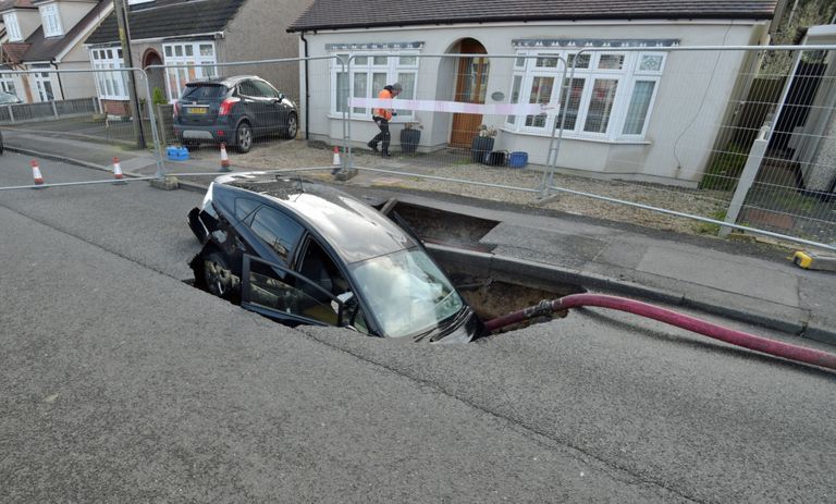 Ühendkuningriigis Brentwoodis sõitis Toyota ootamatult tekkinud auku.