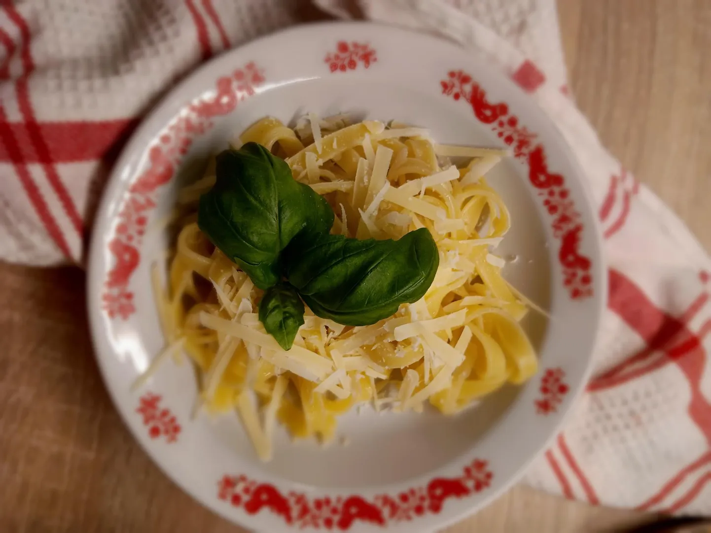 Pirtsakamatele sööjatele ja lihtsamate maitsete austajatele sobivad kiireks eineks ka puljongis keedetud makaronid parmesaniga.