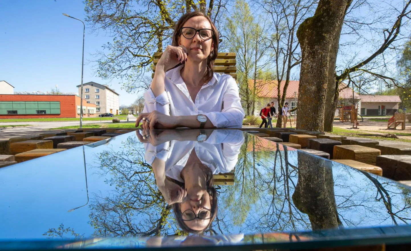 Põltsamaa ühisgümnaasiumi psühholoog Karmen Maikalu kooli kõrval pargis. Tema ülesanne on aidata lastel oma muredest üle ja jagu saada. «Noored vajavad lootust,» sõnab ta.
FOTO: Kristjan Teedema