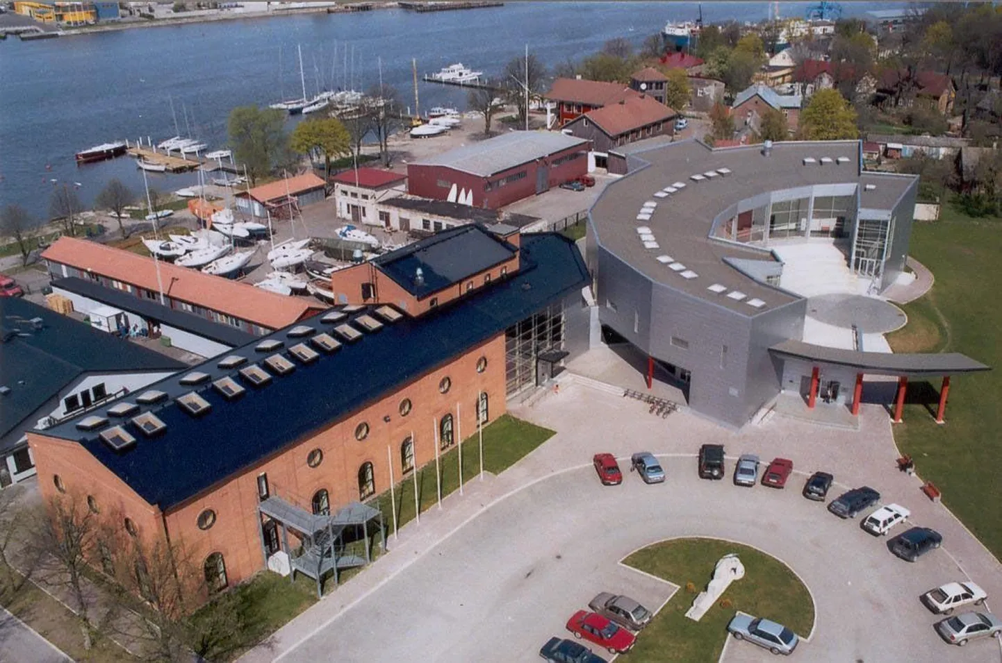 Tartu ülikooli Pärnu kolledž.