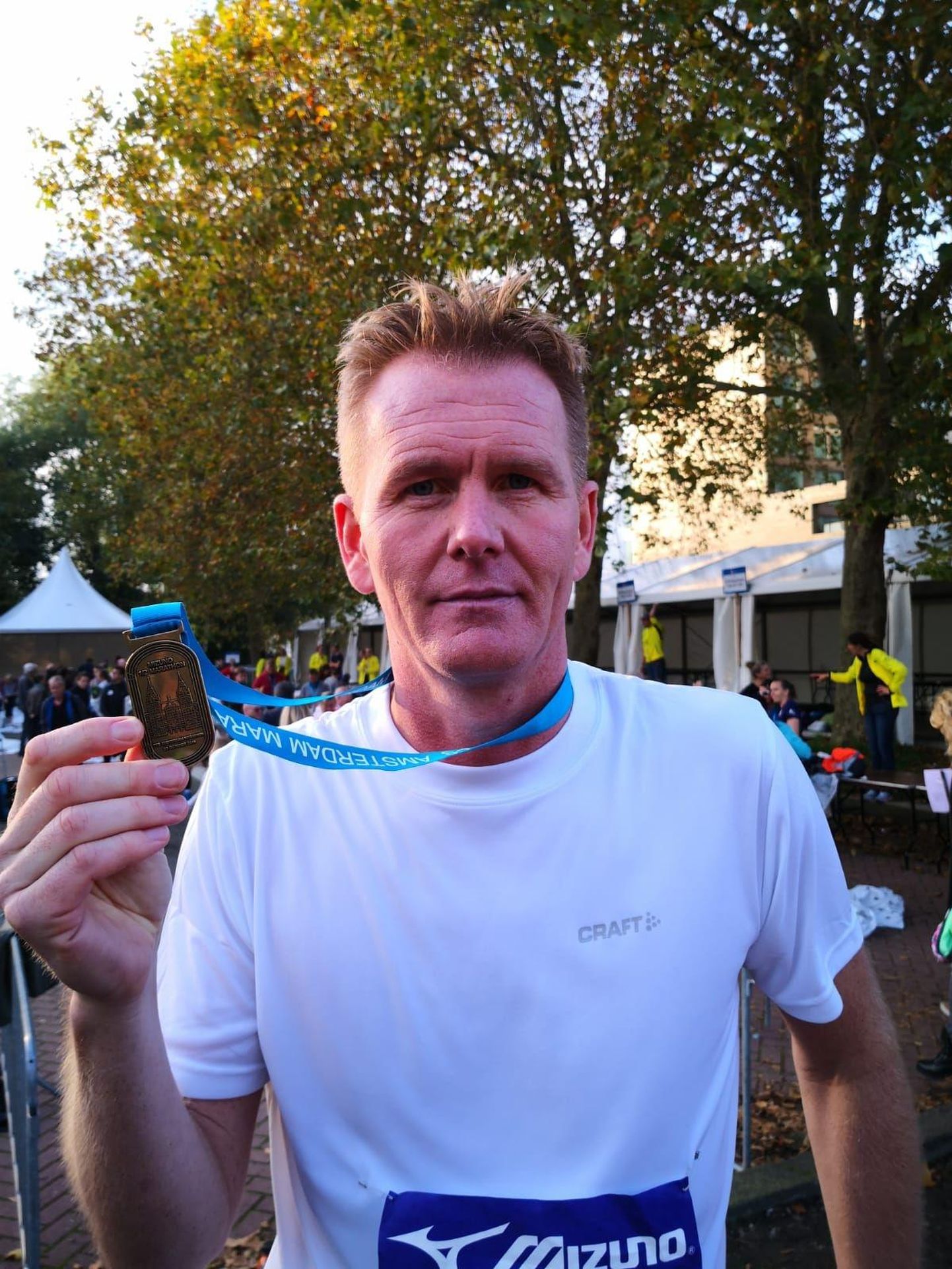 Pärast Amsterdami maratoni saavad osalised kaela medali, nii ka Kaupo Sõrmus.