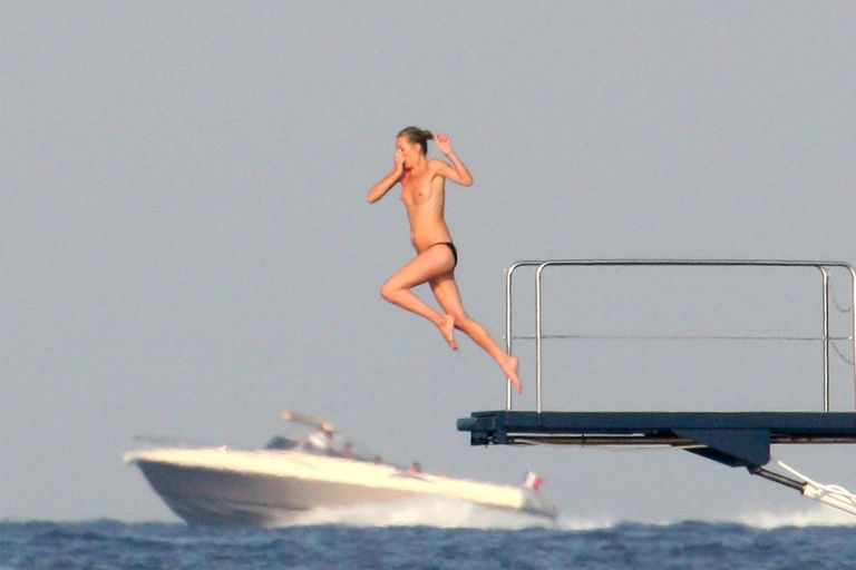 2011. aastal mõnules Kate Moss sõpradega jahil ning nautis ka veemõnusid.