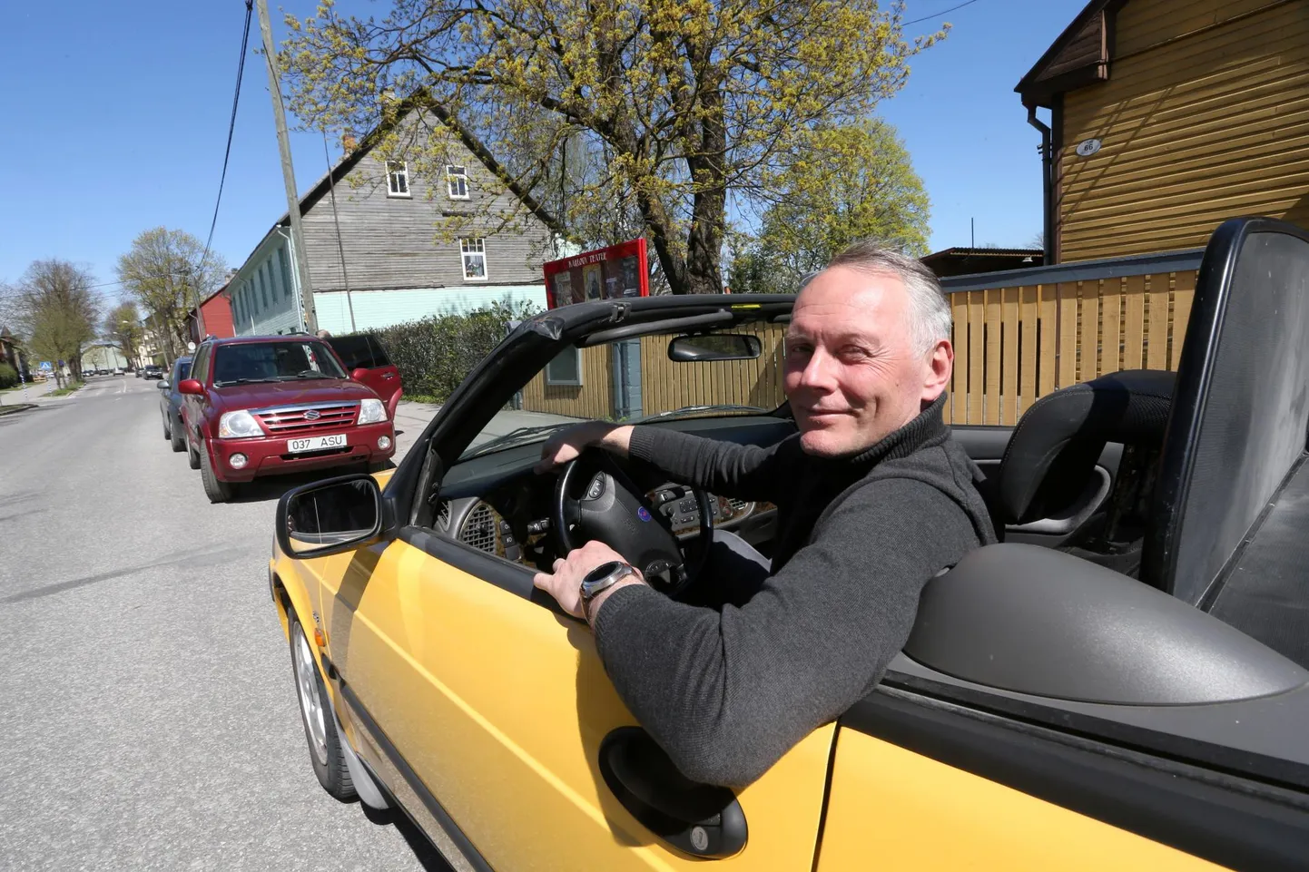Andres Dvinjaninov tunneb oma kabrioletist Saab 93 SE rõõmu ise ning loodab, et see tõstab ka nende tuju, kes niisugust tibukollast autot näevad mööda sõitmas.