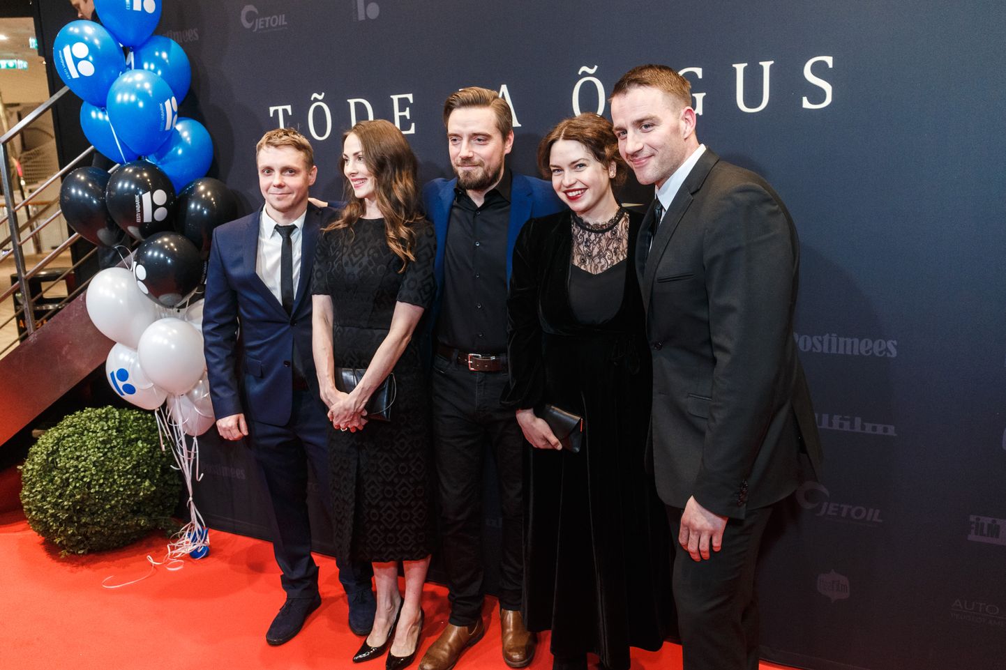 «Tõe ja õiguse» esilinastus: (vasakult) režissör Tanel Toom ja näitlejad Maiken Schmidt, Priit Võigemast, Ester Kuntu ja Priit Loog