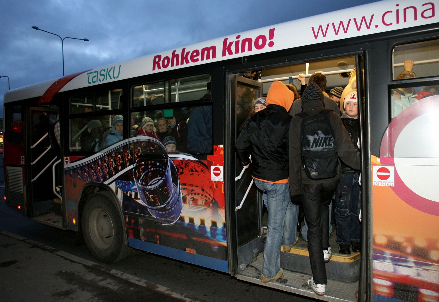 TRT02: BUSSILIIKLUS :TARTU, EESTI, 13OCT09 -  
Hommikuti on Annelinna bussid rahvast täis.
sa/Foto SILLE ANNUK POSTIMEES