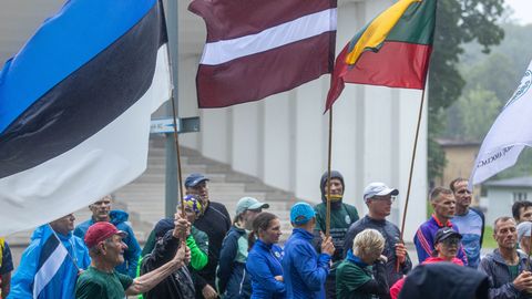 Balti keti jooksjad peatusid Viljandis kolme mälestusmärgi juures