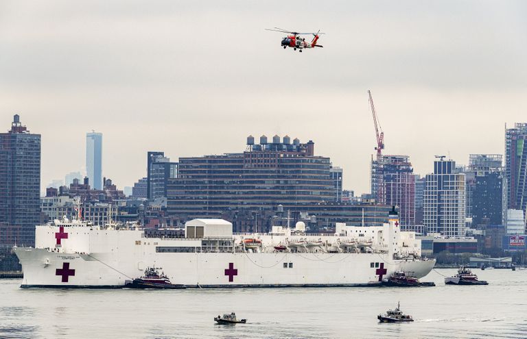 USA mereväe haiglalaev USNS Comfort New Yorgi sadama 90. kai juures.