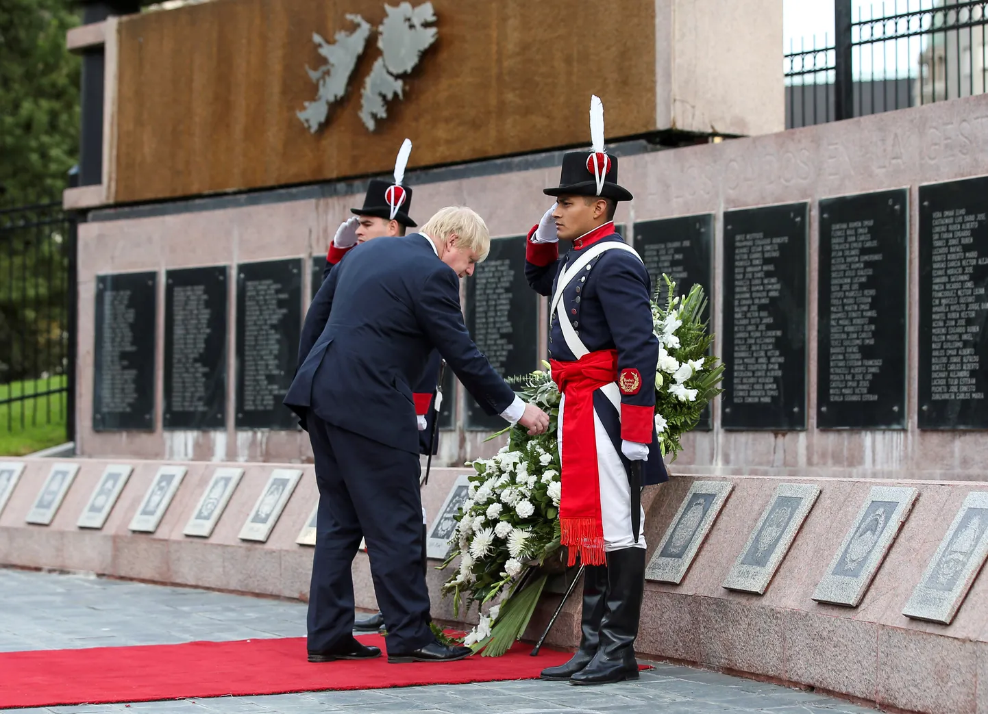 Briti välisminister Boris Johnson pani Buenos Aireses pärja 1982. aastal Falklandi sõjas hukkunud Argentina sõjaväelaste mälestusmärgile.