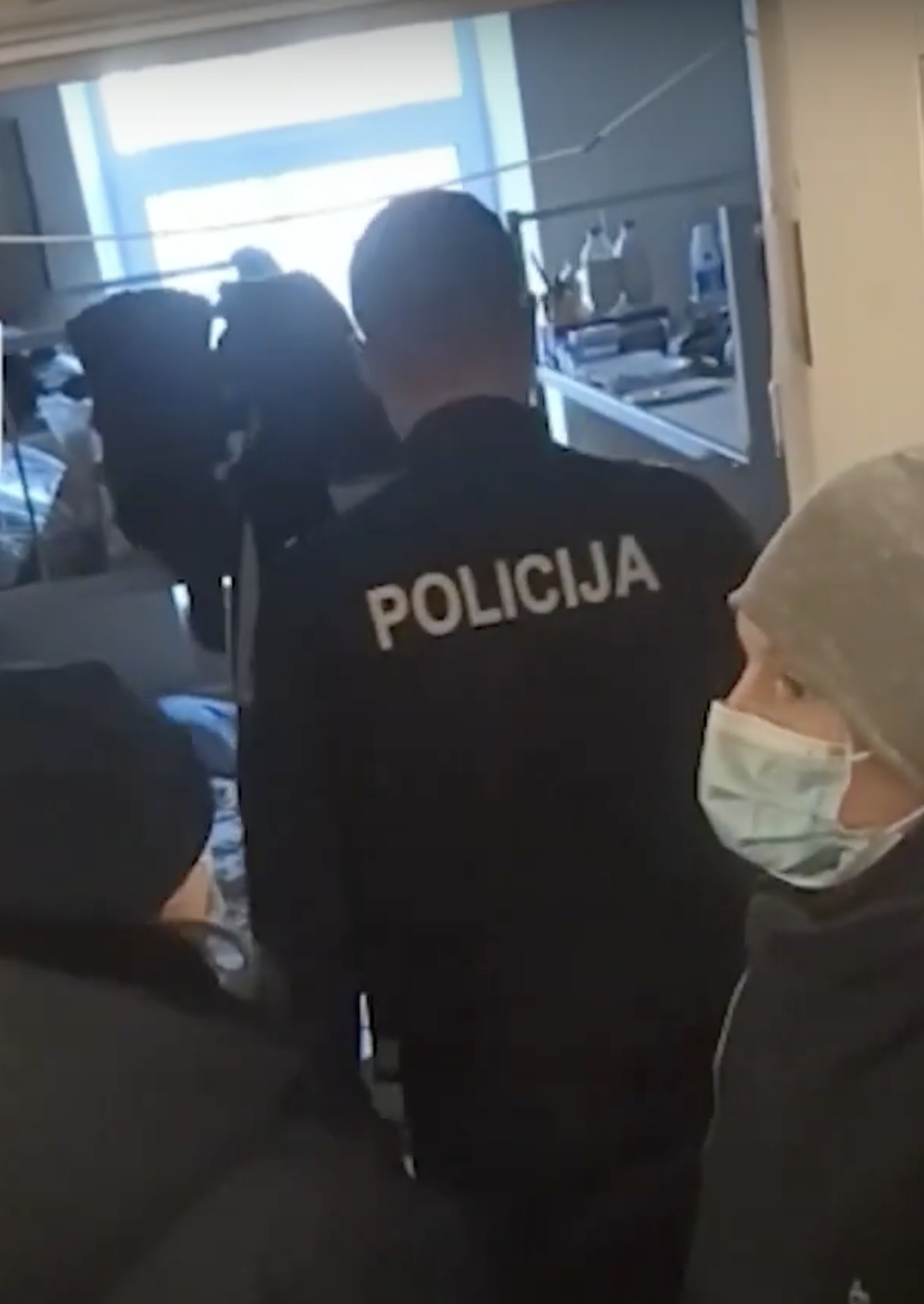 Policijas pārbaude patvēruma meklētāju izmitināšanas centrā "Mucenieki".