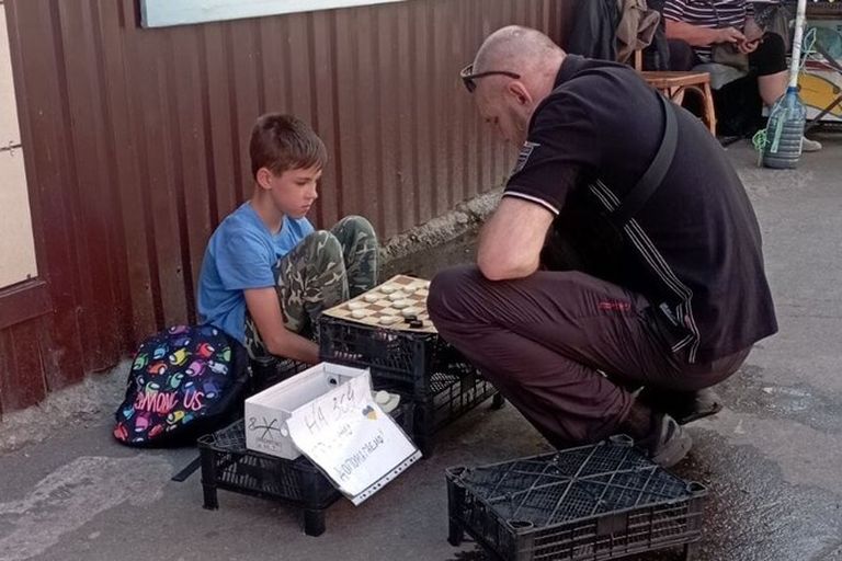 10-aastane kabemeister Kiievi tänavatel.