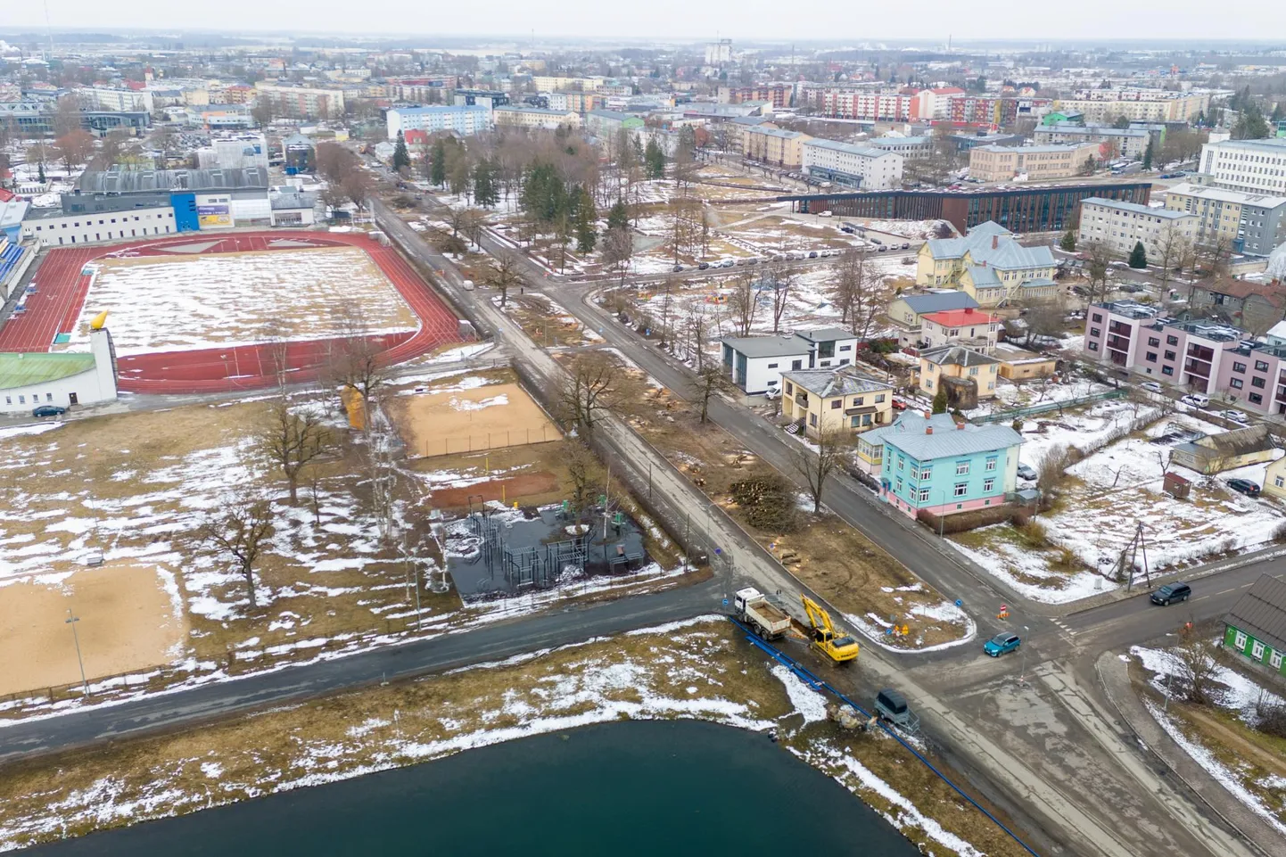 Rekonstrueerimise ajal saeti Rakvere Kastani puiesteelt maha küll vanad hobukastanid ja asendati need teist liiki puudega, kuid tänava nimi ei muutu, kuigi vastav ettepanek tehti.