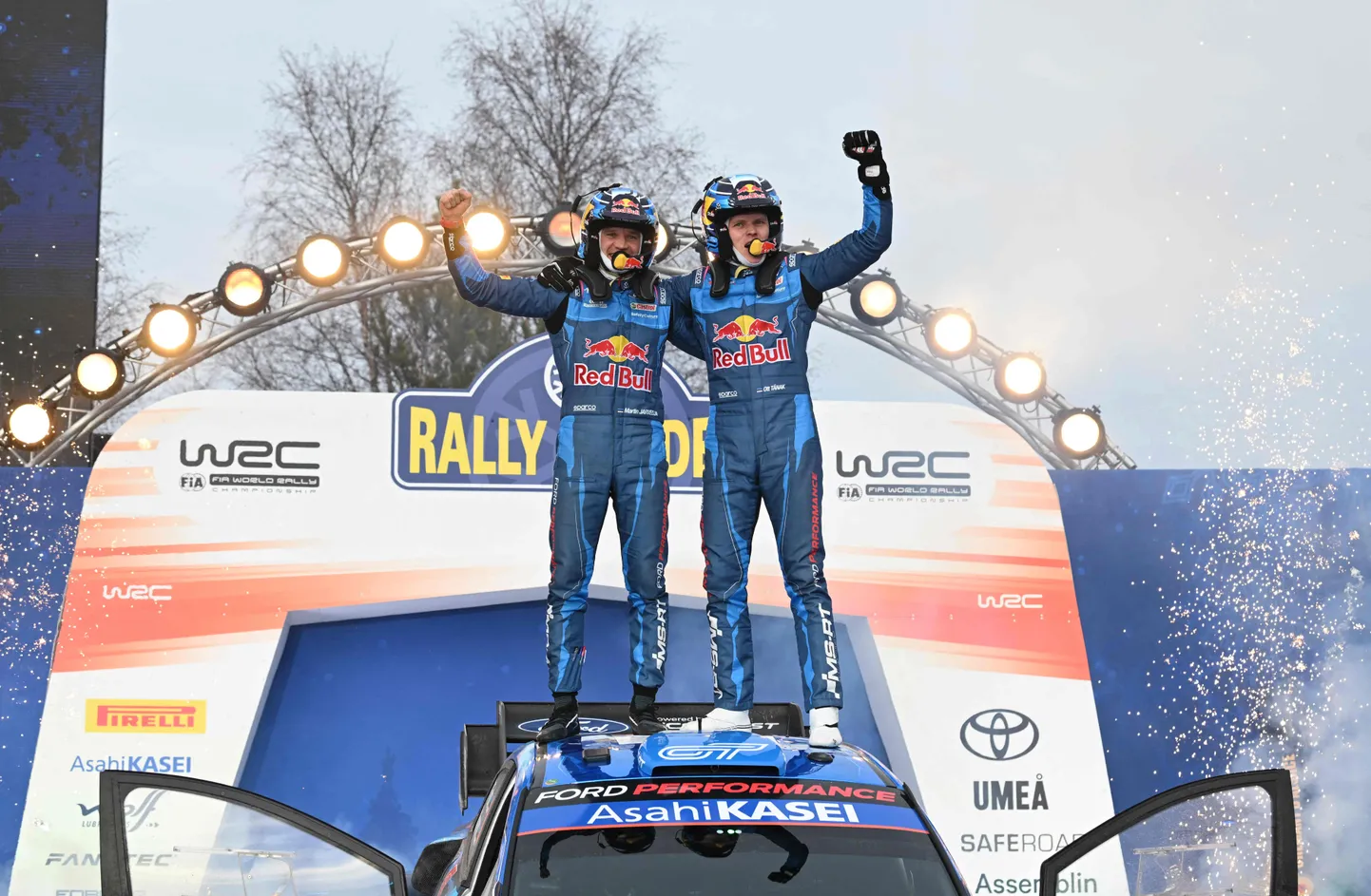 Ott Tänak ja Martin Järveoja tähistamas Rootsi ralli võitu.