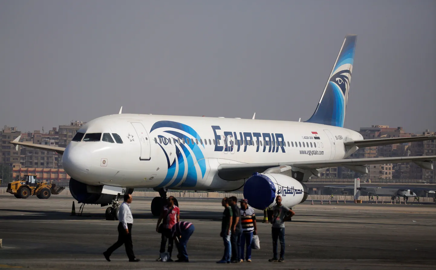 Kairo rahvusvahelises lennujaamas seisab EgyptAiri reisilennuk Airbus A320-200, millega sarnane õhusõiduk kukkus 19. mail 2016. aastal Vahemerre, tappes kõik 66 pardal viibinud inimest.