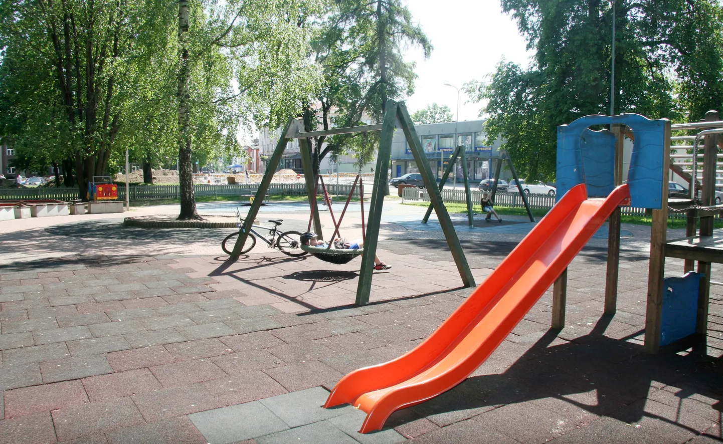 Jõhvi võimude otsusest oleneb, kas kesklinnas paiknev mänguväljak jääb sinna ka pärast 12. augustit või tuleb see sealt maaomaniku nõudmisel ära viia.