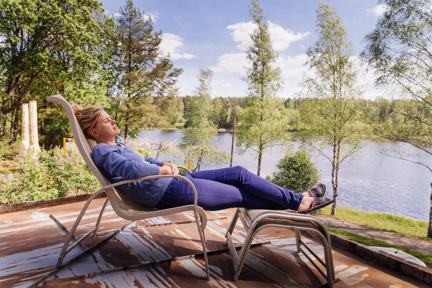 Tõrvalanna Kristi Napast naudib aeg-ajalt ka omaette olemist, näiteks pikutades lamamistoolil Tõrvas Riiska järve ääres.